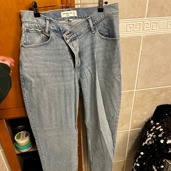 Abercrombie Curve Love High Rise Dad Jeans - Picture 5 of 8